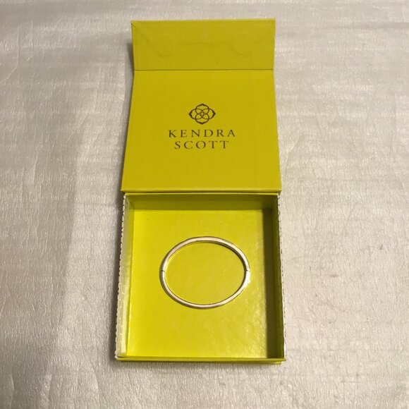 Kendra Scott Jewelry - Very lovely Kendra Scott gold tone bracelet with box